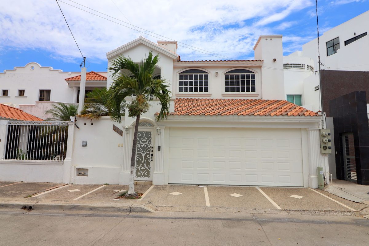 Amplia residencia de 5 recámaras en Lomas de Mazatlán