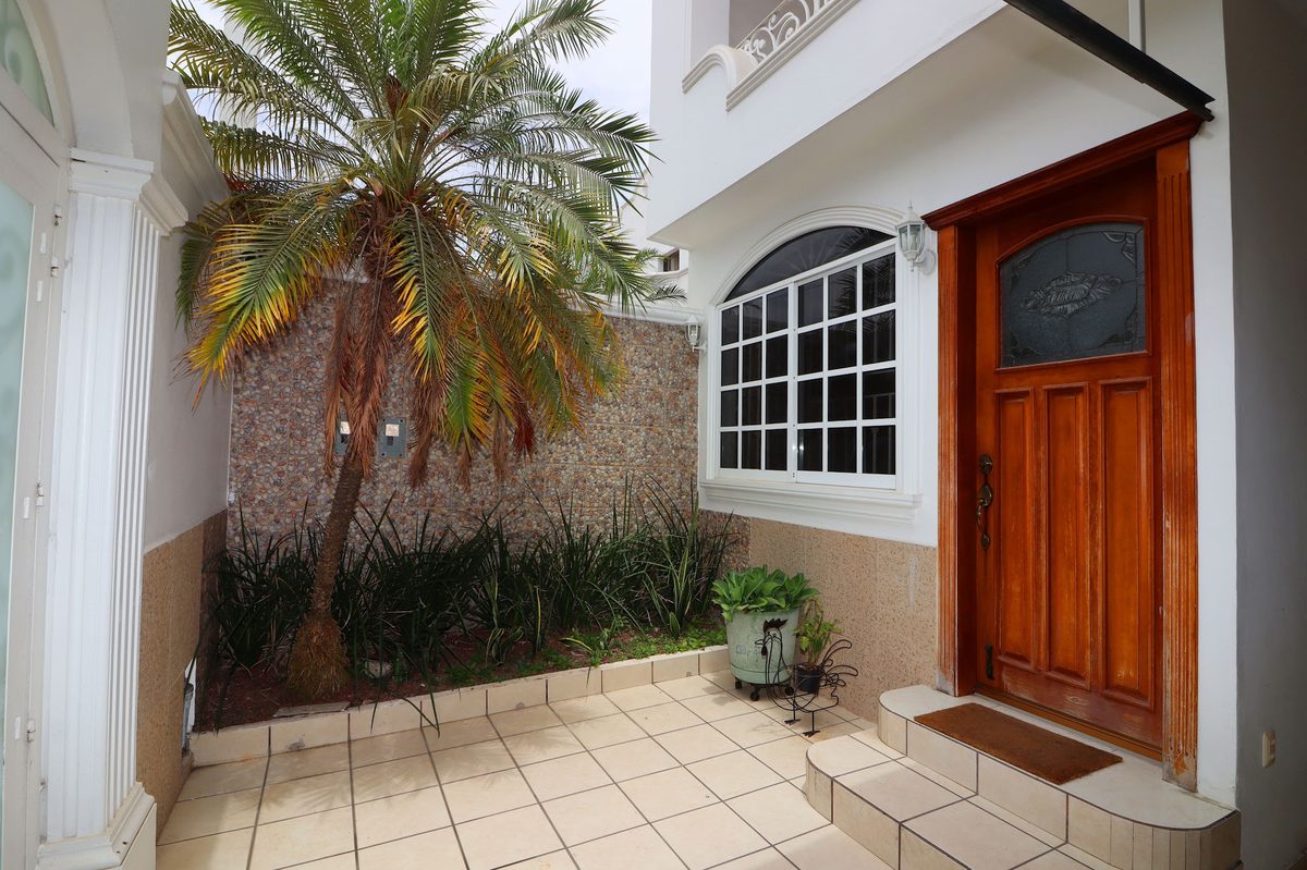 Amplia residencia de 5 recámaras en Lomas de Mazatlán