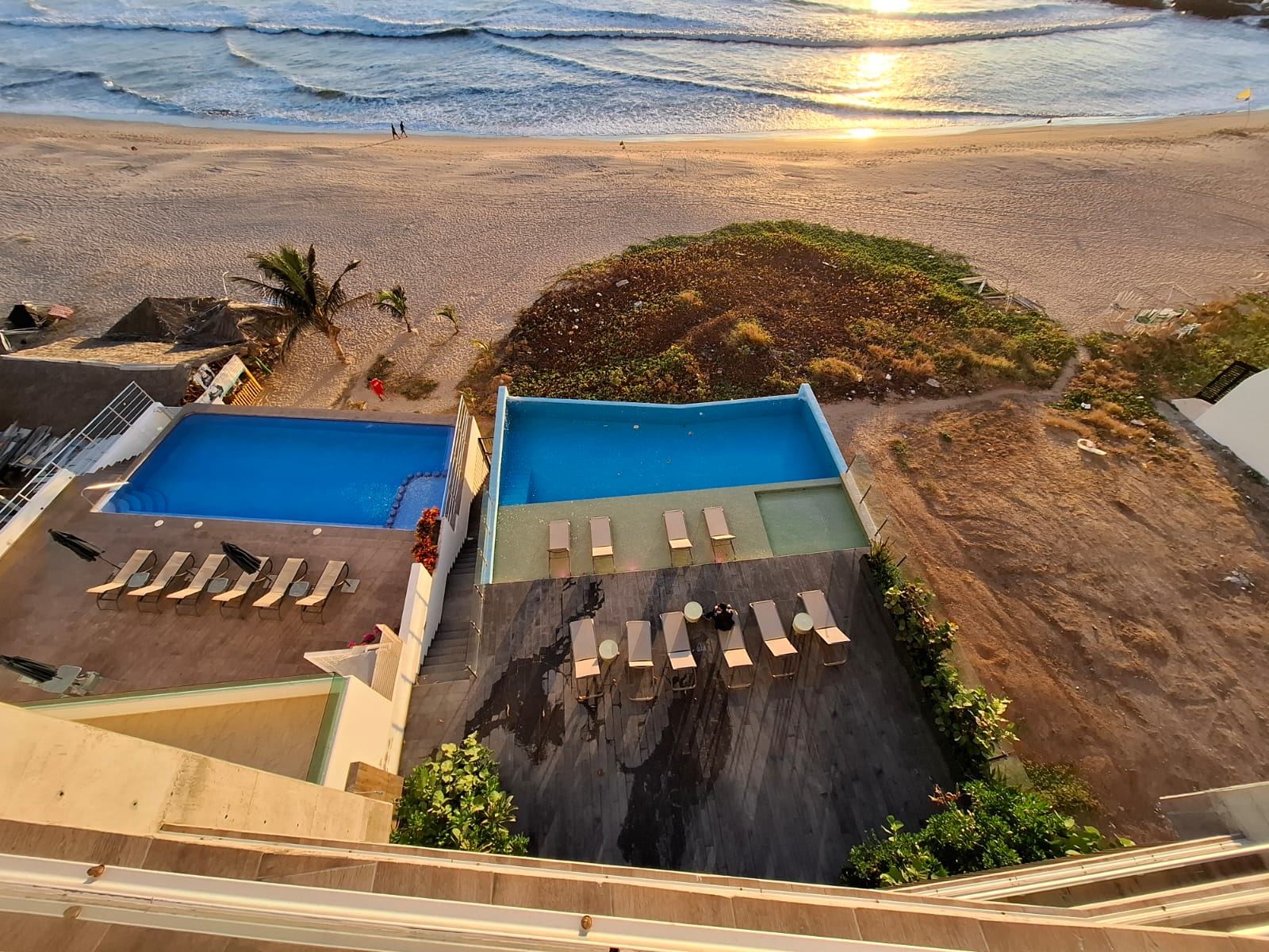 Vista aérea de la alberca y la playa
