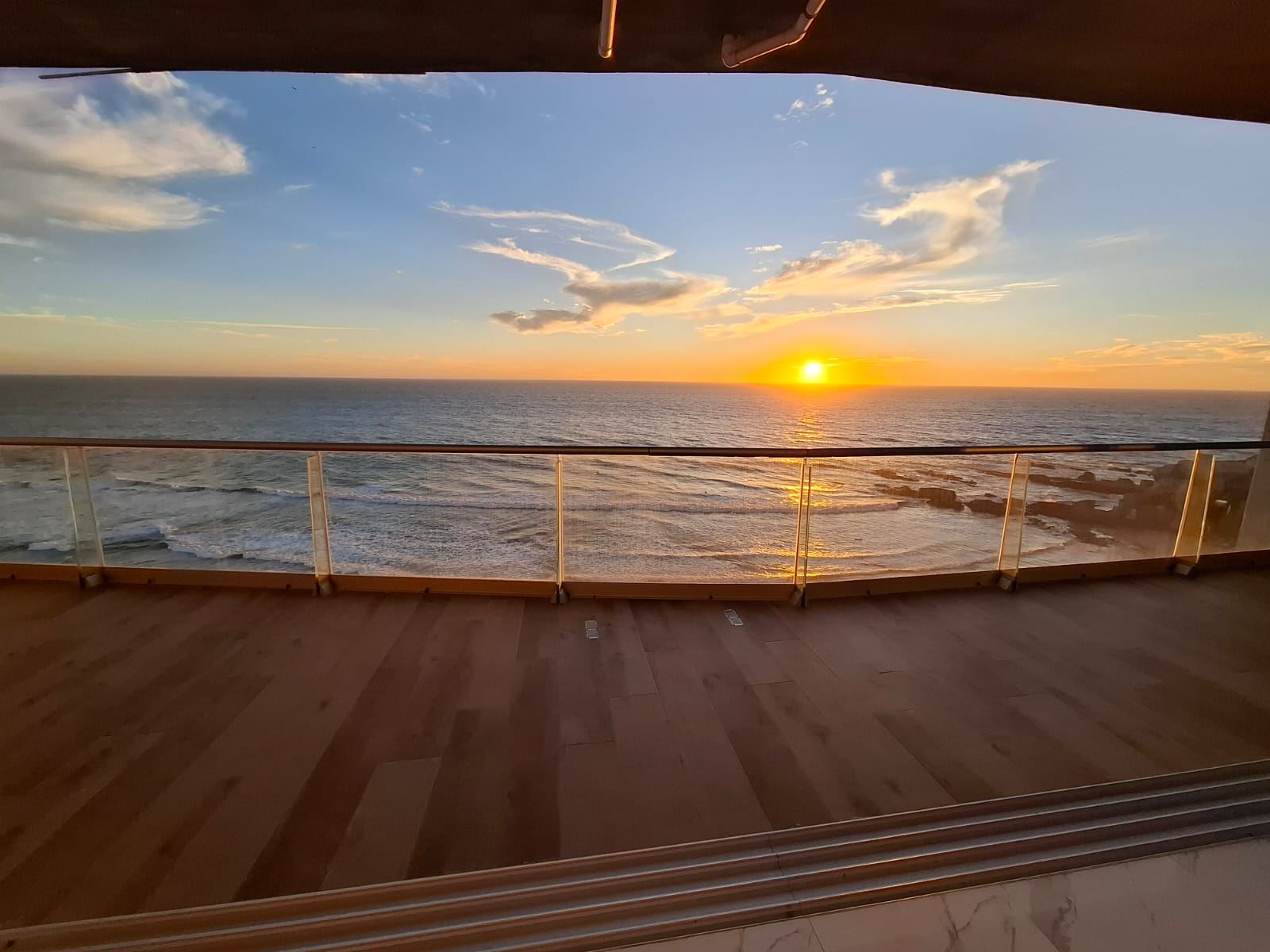 Terraza frente al Pacífico al atardecer, Torre W