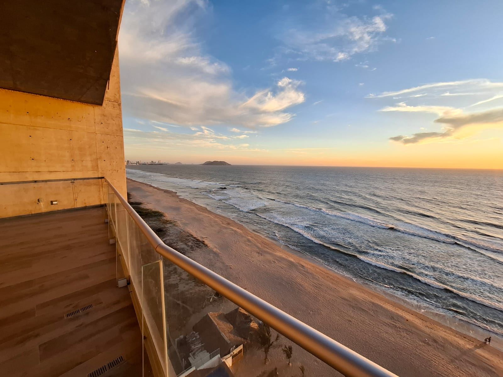 Balcón y terraza frente al mar al atardecer