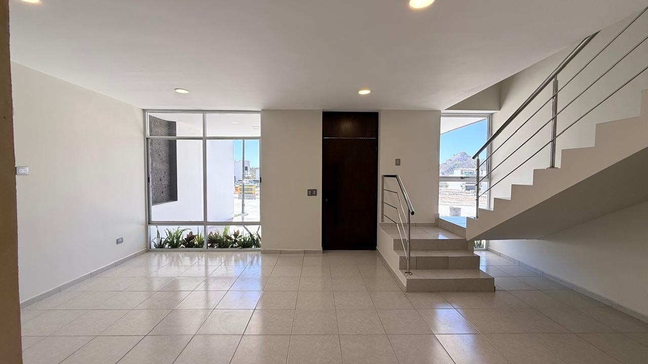 Sala con patio de luz en Pacífico Hills