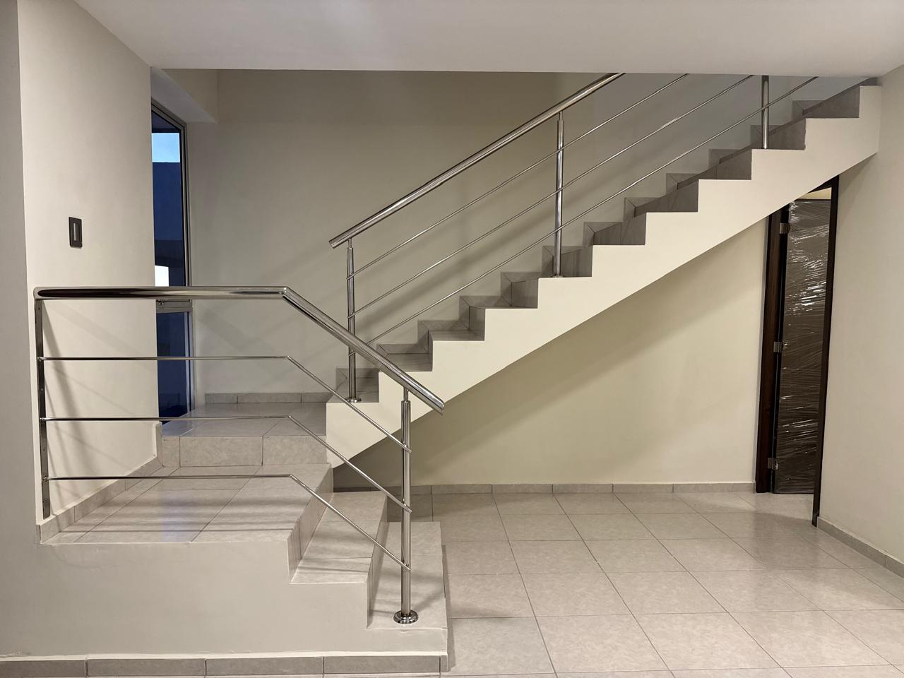 Escalera interior en Pacífico Hills