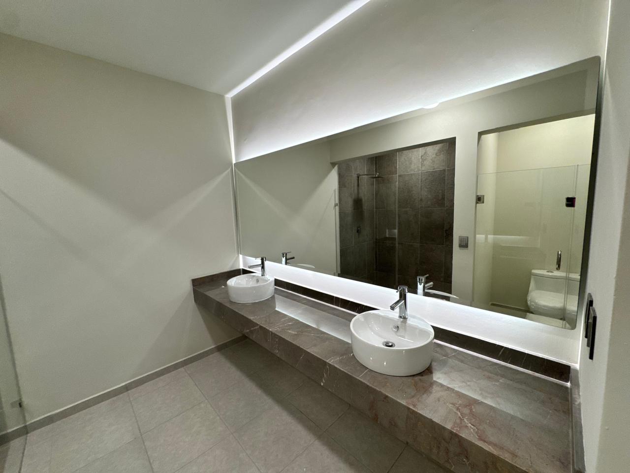 Baño con doble lavabo en Pacífico Hills